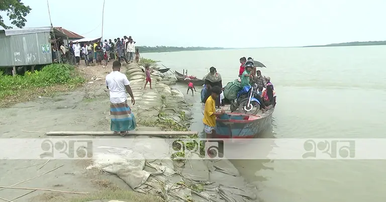 জয়ন্তী নদী পার হচ্ছে স্থানীয়রা